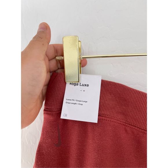 NIKE Yoga Luxe Cropped Pants Size Medium - Picture 4 of 7